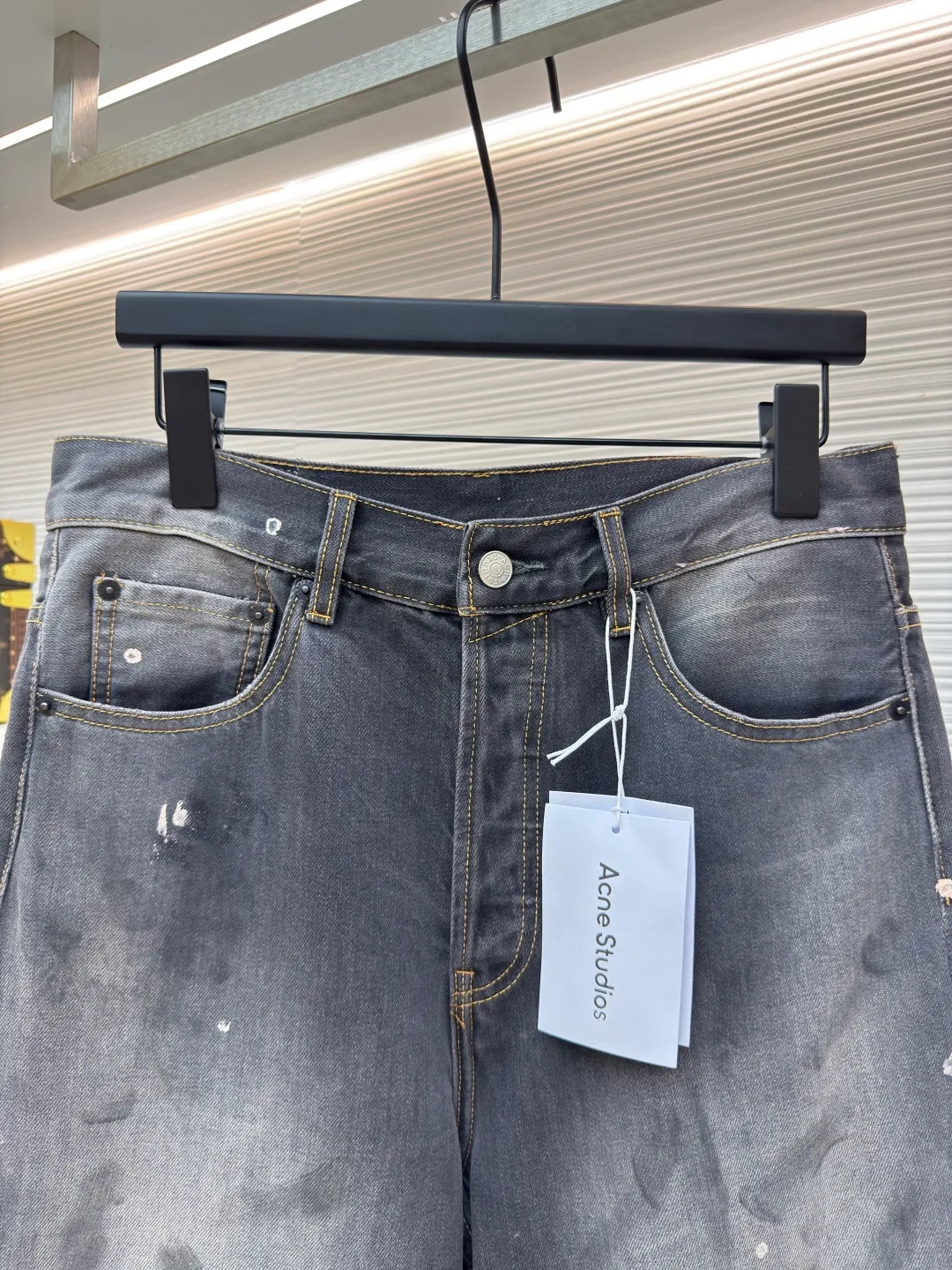 Acne Studios splash-painted denim cropped pants ●Authentic product: Purchased and developed by 2693 ●Item number: 1680125-A65 ●Fabric: denim fabric ●Technology: Painted ●Version: Fitted version ●Size: 30-31-32-33-34 ●Description: Made of denim fabric imported from Japan. It is characterized by high density and thick yarn, so it has strong wear resistance and tensile strength. It also has softness. With the passage of time and frequent wear, denim fabrics will gradually become softer and fit the body through special dyeing and finishing processes. Denim fabrics also have good color fastness and washability. They can withstand multiple washings without fading easily. Hand-painted splash-ink designs take up to 30 minutes to paint a finished product. The daily output is limited and the workmanship is very cumbersome. After painting, it is washed and aged. It is an important process to make denim fabrics show a retro and aged effect. It shows a natural and uneven fading effect. Customized genuine leather label. The details of the back pocket are marked with pink thread. The overall wiring is straight and delicate. The fabric is comfortable and soft. The color is consistent and no color difference. It can be matched with the same style to create a fashionable look and control various occasions. Customized accessories, complete with three labels, same style for men and women!